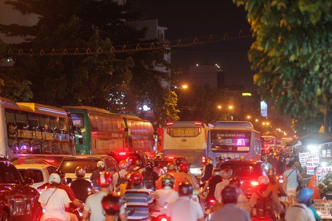 Kẹt xe vật vã tại khu bến xe Miền Đông, có người chờ hơn 30 phút vẫn chưa thể qua - Ảnh 8. Kẹt xe vật vã tại khu bến xe Miền Đông, có người chờ hơn 30 phút vẫn chưa thể qua - Ảnh 8.