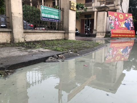 Trường ngập lênh láng vì nước thải từ làng giấy, 1.400 học sinh phải nghỉ học - Ảnh 3. Trường ngập lênh láng vì nước thải từ làng giấy, 1.400 học sinh phải nghỉ học - Ảnh 3.
