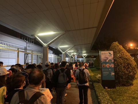 Khách dồn vào buổi sáng, sân bay Tân Sơn Nhất lại ùn tắc - Ảnh 2. Khách dồn vào buổi sáng, sân bay Tân Sơn Nhất lại ùn tắc - Ảnh 2.