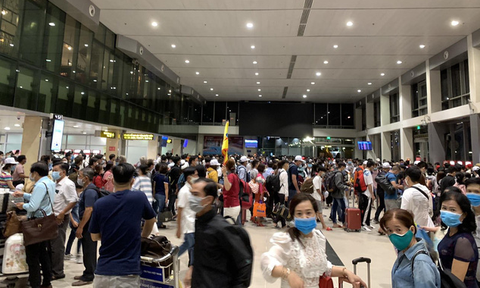 Khách dồn vào buổi sáng, sân bay Tân Sơn Nhất lại ùn tắc - Ảnh 1. Khách dồn vào buổi sáng, sân bay Tân Sơn Nhất lại ùn tắc - Ảnh 1.