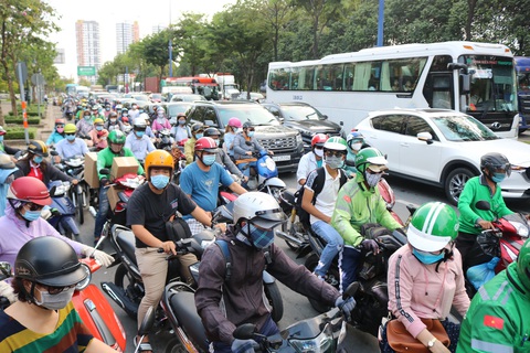 TP.HCM: Các cửa ngõ kẹt cứng, bến xe đông nghẹt người trước ngày nghỉ lễ 30-4 - Ảnh 9. TP.HCM: Các cửa ngõ kẹt cứng, bến xe đông nghẹt người trước ngày nghỉ lễ 30-4 - Ảnh 9.