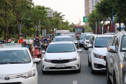 TP.HCM: Các cửa ngõ kẹt cứng, bến xe đông nghẹt người trước ngày nghỉ lễ 30-4 - Ảnh 10. TP.HCM: Các cửa ngõ kẹt cứng, bến xe đông nghẹt người trước ngày nghỉ lễ 30-4 - Ảnh 10.