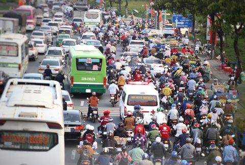 TP.HCM: Các cửa ngõ kẹt cứng, bến xe đông nghẹt người trước ngày nghỉ lễ 30-4 - Ảnh 2. TP.HCM: Các cửa ngõ kẹt cứng, bến xe đông nghẹt người trước ngày nghỉ lễ 30-4 - Ảnh 2.