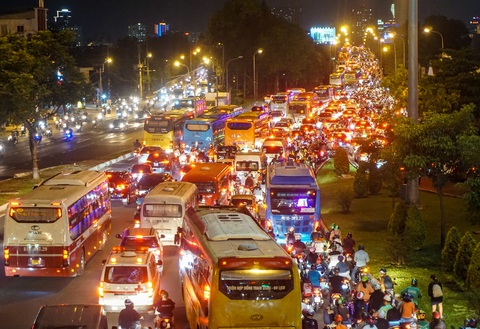 Kẹt xe vật vã tại khu bến xe Miền Đông, có người chờ hơn 30 phút vẫn chưa thể qua - Ảnh 2. Kẹt xe vật vã tại khu bến xe Miền Đông, có người chờ hơn 30 phút vẫn chưa thể qua - Ảnh 2.