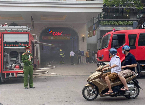 Ôtô bốc cháy dưới tầng hầm Trung tâm thương mại Tràng Tiền Plaza - Ảnh 1. Ôtô bốc cháy dưới tầng hầm Trung tâm thương mại Tràng Tiền Plaza - Ảnh 1.