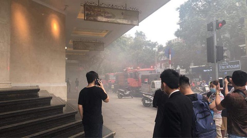 Ôtô bốc cháy dưới tầng hầm Trung tâm thương mại Tràng Tiền Plaza - Ảnh 2. Ôtô bốc cháy dưới tầng hầm Trung tâm thương mại Tràng Tiền Plaza - Ảnh 2.