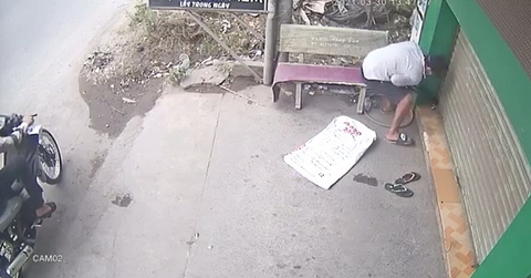 Video: Kẻ gian cắt khóa cửa cuốn, đột nhập cửa tiệm lấy trộm hàng chục điện thoại - Ảnh 2. Video: Kẻ gian cắt khóa cửa cuốn, đột nhập cửa tiệm lấy trộm hàng chục điện thoại - Ảnh 2.