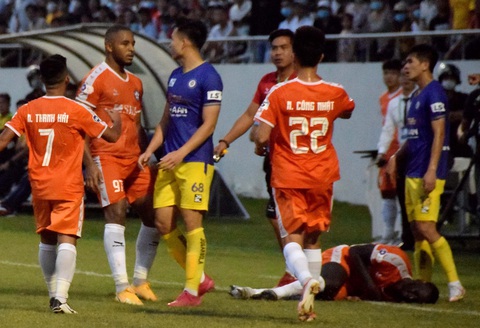 Vòng 7 V-League 2021: Hình ảnh xấu lại tiếp diễn - Ảnh 2. Vòng 7 V-League 2021: Hình ảnh xấu lại tiếp diễn - Ảnh 2.