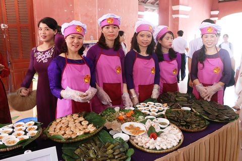 Học kỹ năng gia chánh ngay sân trường, nam sinh - nữ sinh Huế cùng thích thú - Ảnh 4. Học kỹ năng gia chánh ngay sân trường, nam sinh - nữ sinh Huế cùng thích thú - Ảnh 4.