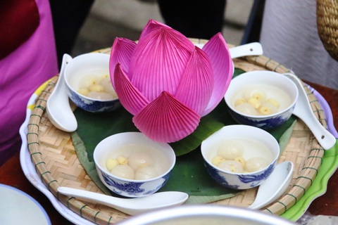 Học kỹ năng gia chánh ngay sân trường, nam sinh - nữ sinh Huế cùng thích thú - Ảnh 5. Học kỹ năng gia chánh ngay sân trường, nam sinh - nữ sinh Huế cùng thích thú - Ảnh 5.