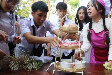 Học kỹ năng gia chánh ngay sân trường, nam sinh - nữ sinh Huế cùng thích thú - Ảnh 6. Học kỹ năng gia chánh ngay sân trường, nam sinh - nữ sinh Huế cùng thích thú - Ảnh 6.