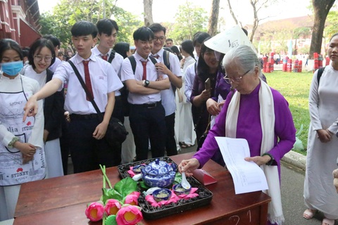 Học kỹ năng gia chánh ngay sân trường, nam sinh - nữ sinh Huế cùng thích thú - Ảnh 7. Học kỹ năng gia chánh ngay sân trường, nam sinh - nữ sinh Huế cùng thích thú - Ảnh 7.