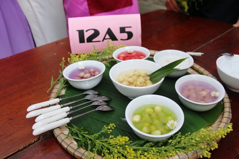 Học kỹ năng gia chánh ngay sân trường, nam sinh - nữ sinh Huế cùng thích thú - Ảnh 3. Học kỹ năng gia chánh ngay sân trường, nam sinh - nữ sinh Huế cùng thích thú - Ảnh 3.