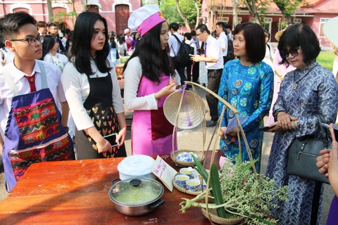 Học kỹ năng gia chánh ngay sân trường, nam sinh - nữ sinh Huế cùng thích thú - Ảnh 8. Học kỹ năng gia chánh ngay sân trường, nam sinh - nữ sinh Huế cùng thích thú - Ảnh 8.