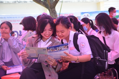 Tư vấn tuyển sinh ở Quảng Nam: Học sinh quan tâm đăng ký xét tuyển online - Ảnh 9. Tư vấn tuyển sinh ở Quảng Nam: Học sinh quan tâm đăng ký xét tuyển online - Ảnh 9.