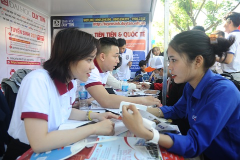 Tư vấn tuyển sinh ở Quảng Nam: Học sinh quan tâm đăng ký xét tuyển online - Ảnh 6. Tư vấn tuyển sinh ở Quảng Nam: Học sinh quan tâm đăng ký xét tuyển online - Ảnh 6.