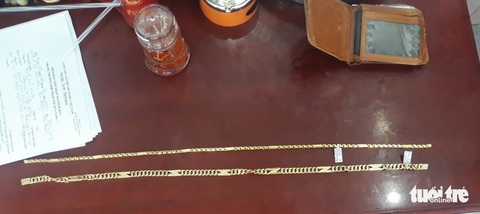 Vào tiệm vàng giả vờ hỏi mua rồi cướp 2 sợi dây chuyền giữa ban ngày - Ảnh 2. Vào tiệm vàng giả vờ hỏi mua rồi cướp 2 sợi dây chuyền giữa ban ngày - Ảnh 2.