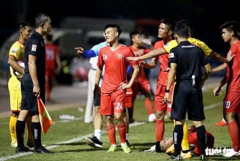 Trọng tài bị phản ứng và chửi bới nặng nề trên sân Bình Phước - Ảnh 2. Trọng tài bị phản ứng và chửi bới nặng nề trên sân Bình Phước - Ảnh 2.