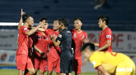 Trọng tài bị phản ứng và chửi bới nặng nề trên sân Bình Phước - Ảnh 7. Trọng tài bị phản ứng và chửi bới nặng nề trên sân Bình Phước - Ảnh 7.