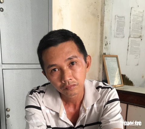 Vào tiệm vàng giả vờ hỏi mua rồi cướp 2 sợi dây chuyền giữa ban ngày - Ảnh 1. Vào tiệm vàng giả vờ hỏi mua rồi cướp 2 sợi dây chuyền giữa ban ngày - Ảnh 1.