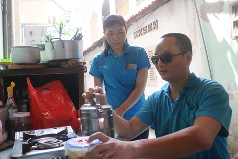 Dò dẫm mưu sinh trong dịch COVID-19 - Ảnh 2. Dò dẫm mưu sinh trong dịch COVID-19 - Ảnh 2.