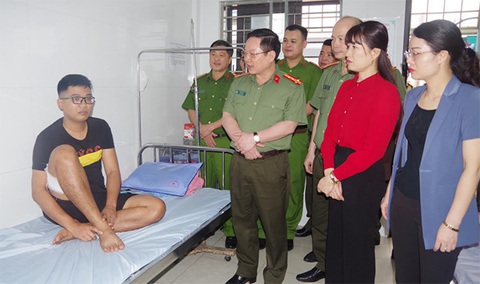 Bị truy đuổi, cẩu tặc dùng súng bắn đạn cao su bắn vào đùi công an - Ảnh 2. Bị truy đuổi, cẩu tặc dùng súng bắn đạn cao su bắn vào đùi công an - Ảnh 2.