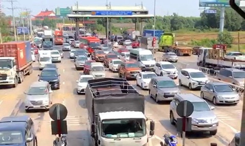 Từ TP.HCM đến Vũng Tàu mất 5 tiếng, quốc lộ 51 phải xả trạm thu phí - Ảnh 3. Từ TP.HCM đến Vũng Tàu mất 5 tiếng, quốc lộ 51 phải xả trạm thu phí - Ảnh 3.