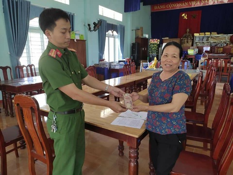 Học sinh lớp 2 trả lại số tiền 20 triệu đồng nhặt được - Ảnh 2. Học sinh lớp 2 trả lại số tiền 20 triệu đồng nhặt được - Ảnh 2.