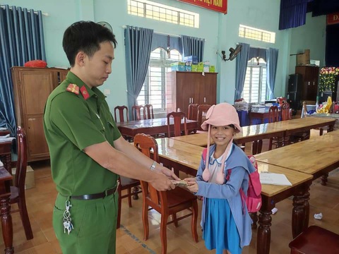 Học sinh lớp 2 trả lại số tiền 20 triệu đồng nhặt được - Ảnh 1. Học sinh lớp 2 trả lại số tiền 20 triệu đồng nhặt được - Ảnh 1.