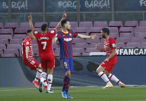 Barca thua ngược Granada, HLV Koeman bị thẻ đỏ - Ảnh 2. Barca thua ngược Granada, HLV Koeman bị thẻ đỏ - Ảnh 2.