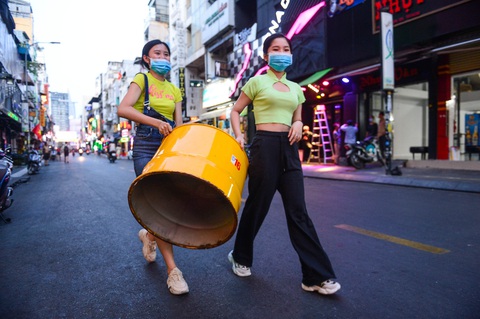 Đúng 18h chiều 30-4, các quán ở phố Tây Bùi Viện dọn đồ đóng cửa - Ảnh 7. Đúng 18h chiều 30-4, các quán ở phố Tây Bùi Viện dọn đồ đóng cửa - Ảnh 7.