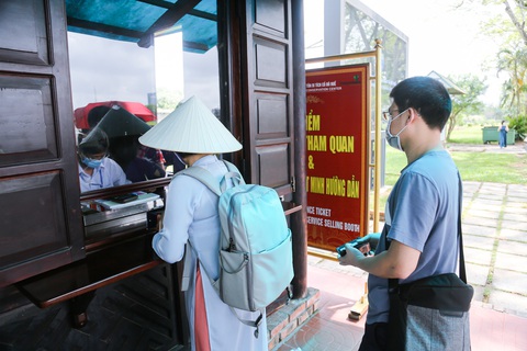 Khách sạn 3-5 sao tại Huế kín chỗ 80%, du khách vui chơi khẩu trang bịt kín - Ảnh 4. Khách sạn 3-5 sao tại Huế kín chỗ 80%, du khách vui chơi khẩu trang bịt kín - Ảnh 4.