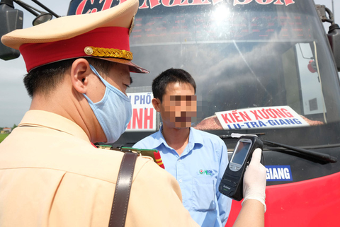 Ngày đầu nghỉ lễ, số vụ tai nạn và thương vong giảm so với năm ngoái - Ảnh 1. Ngày đầu nghỉ lễ, số vụ tai nạn và thương vong giảm so với năm ngoái - Ảnh 1.