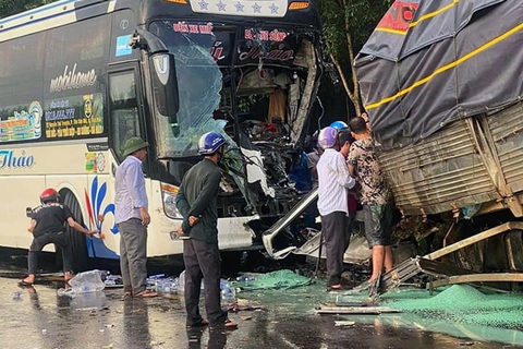 Xe khách tông trực diện xe tải, tài xế xe tải tử vong - Ảnh 1. Xe khách tông trực diện xe tải, tài xế xe tải tử vong - Ảnh 1.