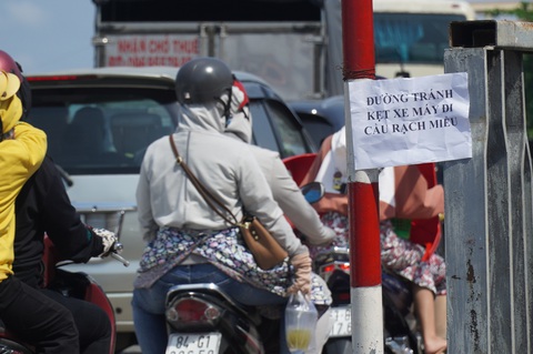 Đường về miền Tây kẹt cứng từ sáng đến chiều - Ảnh 7. Đường về miền Tây kẹt cứng từ sáng đến chiều - Ảnh 7.