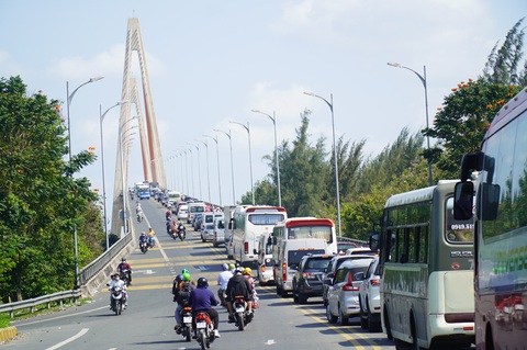 Đường về miền Tây kẹt cứng từ sáng đến chiều - Ảnh 8. Đường về miền Tây kẹt cứng từ sáng đến chiều - Ảnh 8.