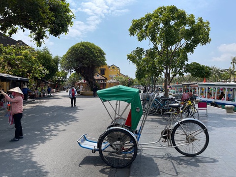 Phố cổ Hội An ‘đứng hình’ ngày đầu tiên nghỉ lễ - Ảnh 2. Phố cổ Hội An ‘đứng hình’ ngày đầu tiên nghỉ lễ - Ảnh 2.