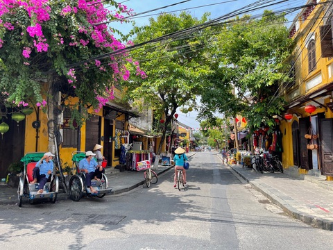 Phố cổ Hội An ‘đứng hình’ ngày đầu tiên nghỉ lễ - Ảnh 1. Phố cổ Hội An ‘đứng hình’ ngày đầu tiên nghỉ lễ - Ảnh 1.