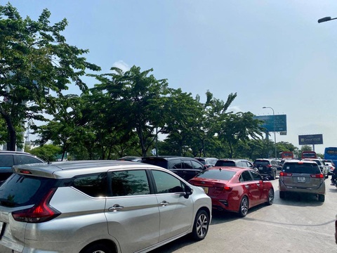 Kẹt xe hàng giờ, cả ngàn xe bò trên cao tốc Long Thành - Dầu Giây, dân bức xúc không xả trạm - Ảnh 3. Kẹt xe hàng giờ, cả ngàn xe bò trên cao tốc Long Thành - Dầu Giây, dân bức xúc không xả trạm - Ảnh 3.
