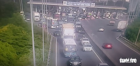 Người dân ùn ùn rời TP.HCM, cao tốc, xa lộ Hà Nội, quốc lộ 1 quá tải - Ảnh 4. Người dân ùn ùn rời TP.HCM, cao tốc, xa lộ Hà Nội, quốc lộ 1 quá tải - Ảnh 4.