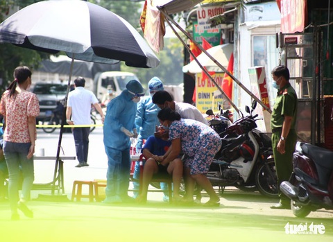 TP.HCM khoanh vùng thêm một khu vực, giám đốc Sở Y tế nói thành phố tạm an toàn - Ảnh 2. TP.HCM khoanh vùng thêm một khu vực, giám đốc Sở Y tế nói thành phố tạm an toàn - Ảnh 2.