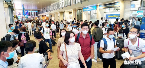 Khách đi lại đông đúc dịp 30-4, Tân Sơn Nhất hóa giải ùn tắc ra sao? - Ảnh 1. Khách đi lại đông đúc dịp 30-4, Tân Sơn Nhất hóa giải ùn tắc ra sao? - Ảnh 1.