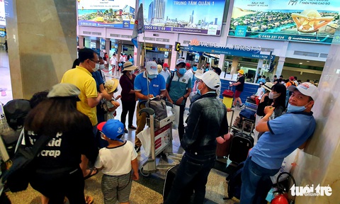 Khách đi lại đông đúc dịp 30-4, Tân Sơn Nhất hóa giải ùn tắc ra sao? - Ảnh 2. Khách đi lại đông đúc dịp 30-4, Tân Sơn Nhất hóa giải ùn tắc ra sao? - Ảnh 2.