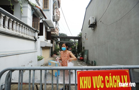 Khẩn cấp cách ly nơi ở của ca mắc COVID-19 tại Hà Nội - Ảnh 4. Khẩn cấp cách ly nơi ở của ca mắc COVID-19 tại Hà Nội - Ảnh 4.