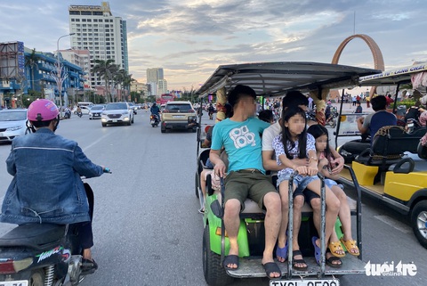 Hàng vạn người về Cửa Lò tắm biển, nhiều người quên đeo khẩu trang - Ảnh 2. Hàng vạn người về Cửa Lò tắm biển, nhiều người quên đeo khẩu trang - Ảnh 2.