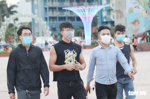 Hàng vạn người về Cửa Lò tắm biển, nhiều người quên đeo khẩu trang - Ảnh 6. Hàng vạn người về Cửa Lò tắm biển, nhiều người quên đeo khẩu trang - Ảnh 6.
