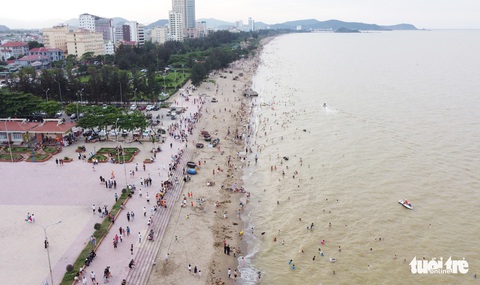 Hàng vạn người về Cửa Lò tắm biển, nhiều người quên đeo khẩu trang - Ảnh 4. Hàng vạn người về Cửa Lò tắm biển, nhiều người quên đeo khẩu trang - Ảnh 4.