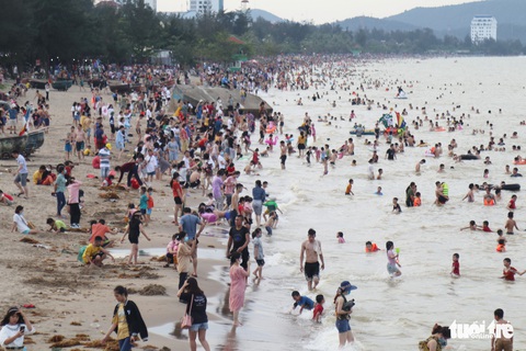 Hàng vạn người về Cửa Lò tắm biển, nhiều người quên đeo khẩu trang - Ảnh 1. Hàng vạn người về Cửa Lò tắm biển, nhiều người quên đeo khẩu trang - Ảnh 1.