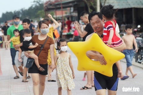 Hàng vạn người về Cửa Lò tắm biển, nhiều người quên đeo khẩu trang - Ảnh 5. Hàng vạn người về Cửa Lò tắm biển, nhiều người quên đeo khẩu trang - Ảnh 5.