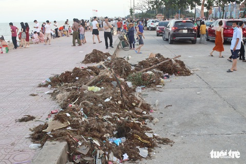 Hàng vạn người về Cửa Lò tắm biển, nhiều người quên đeo khẩu trang - Ảnh 8. Hàng vạn người về Cửa Lò tắm biển, nhiều người quên đeo khẩu trang - Ảnh 8.